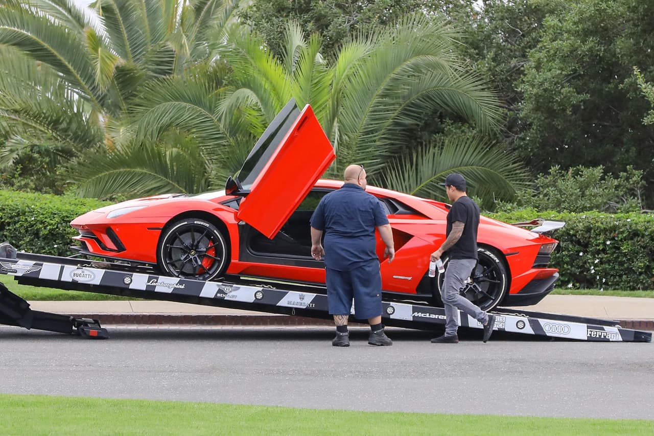 Hasta el Resort Montage, ubicado en Laguna Beach, California, llegó esta grúa 
<b>especializada en transportar en plataformas</b> superautos de las marcas Audi, Bugatti, Bentley, Porsche, McLaren, entre otras, para entregarle al cantante su coche.
