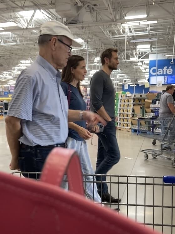 El pasado 20 de agosto, cuando Ben Affleck se casó en Georgia con JLo, su ex fue captada de compras en un Sam’s Club junto a 
<b><a href="https://www.univision.com/famosos/ben-affleck-jennifer-lopez-jennifer-garner-aparece-novio-fotos" target="_blank">su novio, el empresario John Miller. </a></b>
<br>