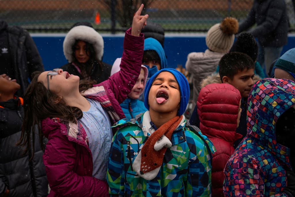 El impacto del desfile trasciende la festividad misma, ya que se ha convertido en una herramienta educativa para las nuevas generaciones.