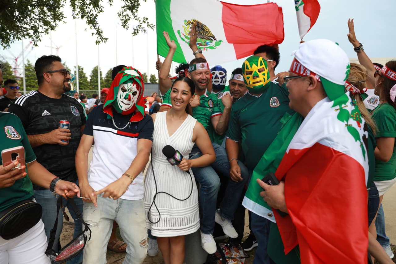 Con máscaras de luchadores, banderas y playeras de la Selección, siempre se vive un carnaval en los partidos de México.
