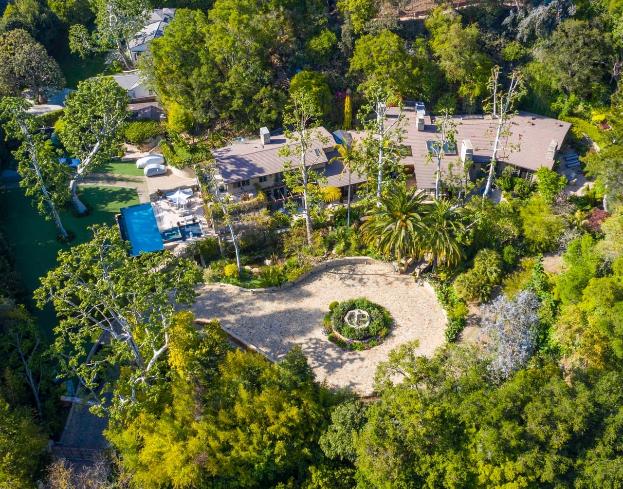 La propiedad está rodeada de bosque y vegetación.