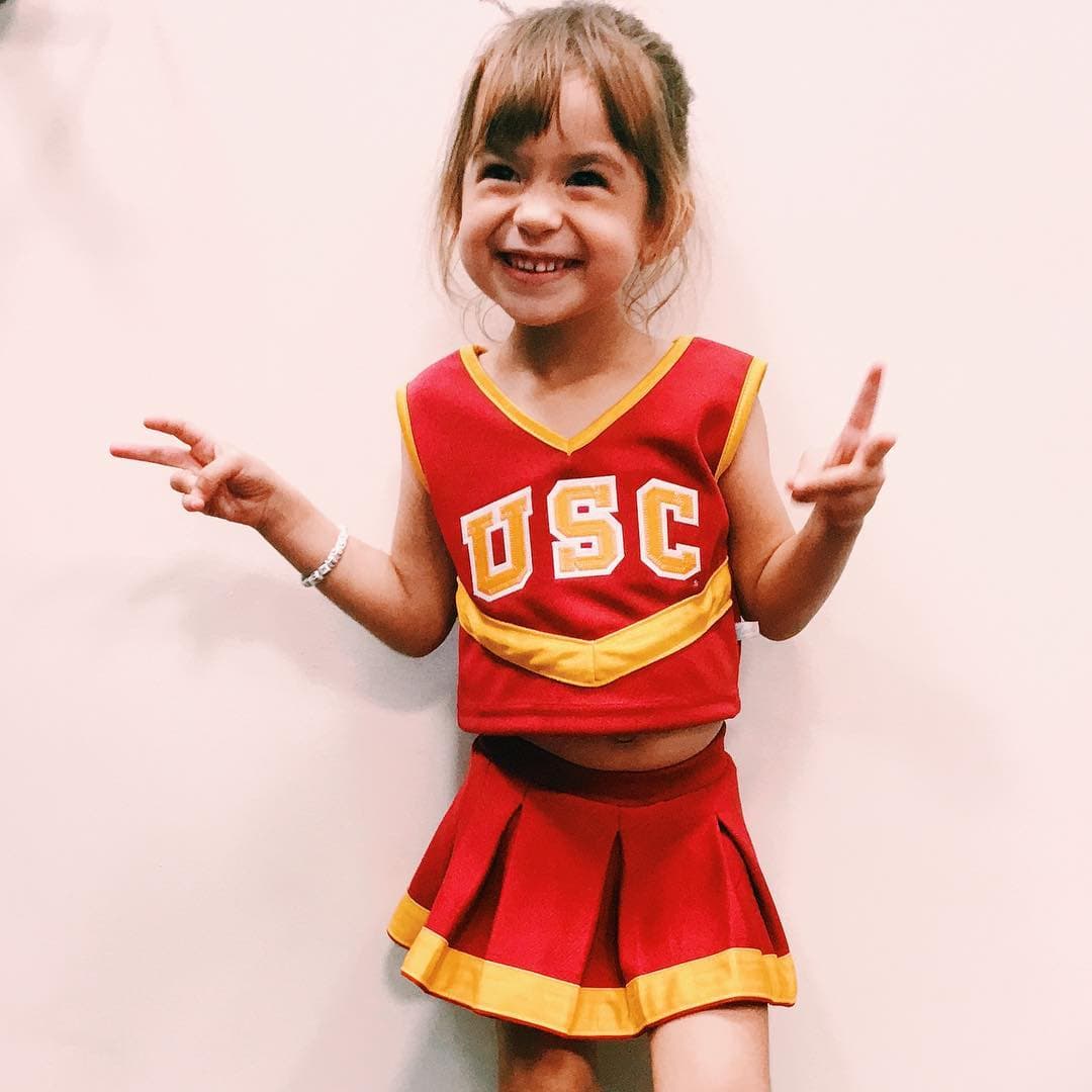 También de porrista la hemos visto, le encanta apoyar al equipo de fútbol de la universidad donde estudia su hermana mayor, Hannah Tacher.