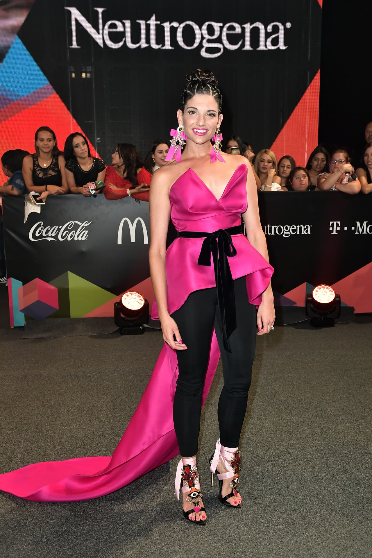 Destaca con atuendos como este, que la muestran diferente y única.