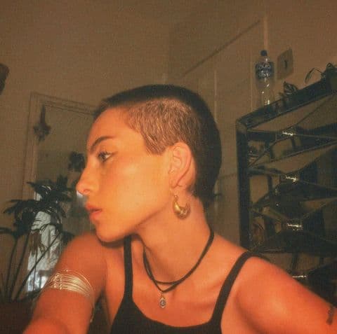 En un clip que publicó en su perfil de TikTok, y que muestra el momento en que se rapó, Camila explicó por qué lo hizo.
<br>