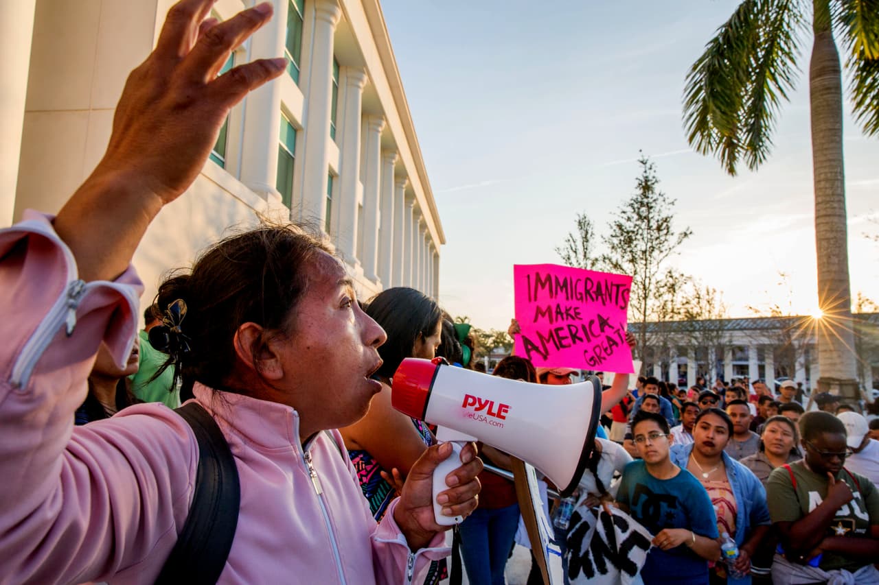 <b>Un día sin inmigrantes.</b> En Homestead, una ciudad agrícola en el sur de Florida, miles de personas marcharon en apoyo al movimiento #UnDíaSinInmigrantes el 16 de febrero de 2017.
<b><a href="https://www.univision.com/noticias/inmigracion/un-dia-sin-inmigrantes-la-protesta-con-la-que-rechazan-las-medidas-migratorias-de-trump">Cientos de trabajdores y negocios estuvieron de brazos caídos en todo el país como repudio a las políticas migratorias del nuevo presidente</a></b>. Lucía Quiej, una inmigrante indocumentada guatemalteca que cría sola a sus cinco hijos después de que su esposo fuera deportado, fue una de las más activas en la manifestación.