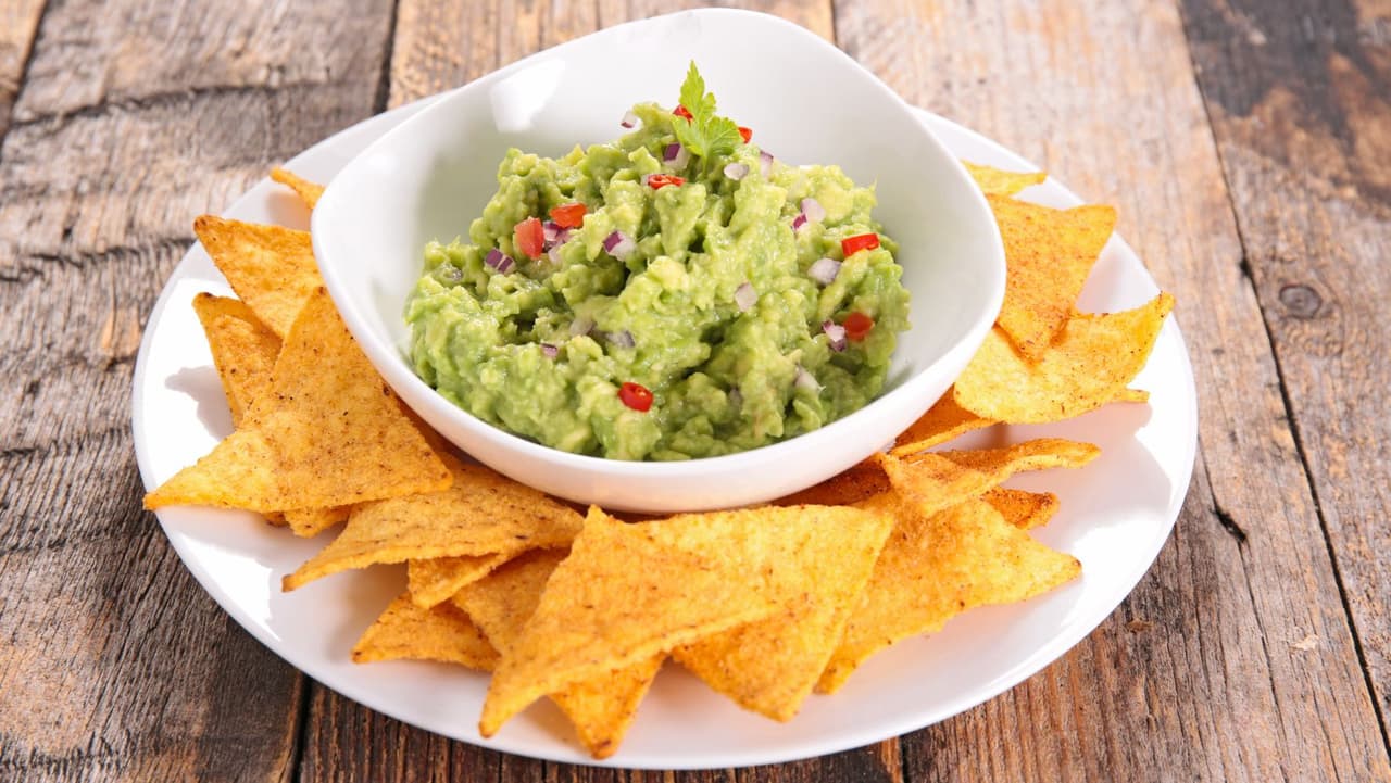<b>Guacamole</b>: Será difícil encontrar una salsa de verano más deliciosa que el guacamole. Elija una receta que se pegue con verduras y mucho aguacate, y tendrá una merienda del que su pequeño no se cansará.