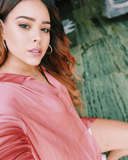 Como era de esperarse, los seguidores de la actriz cuestionaron quién es el galán que la acompañó a esta alfombra roja.