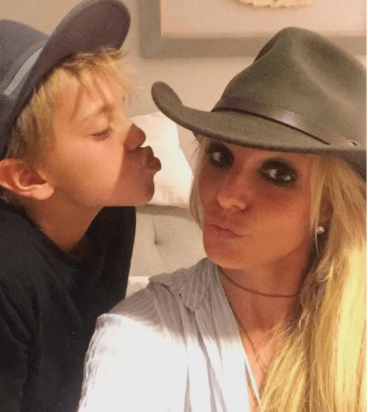 De acuerdo con la revista Quien, Britney intenta pasar mucho tiempo de calidad con sus hijos, desde practicar fútbol, gimnasia e, incluso, ayudarlos a hacer la tarea.