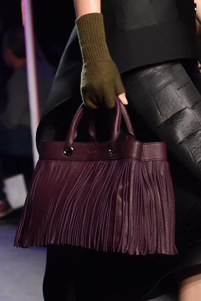 Las texturas y aplicaciones en el bolso son el punto de interés más destacado en este modelo, no te olvides de elegir uno que represente tu personalidad.