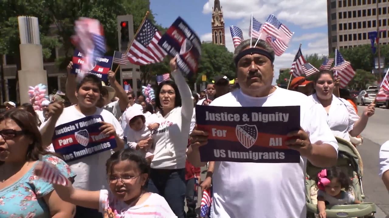 Políticos, líderes religiosos y dreamers se unieron a miles de miembros de la comunidad inmigrante en el centro de Dallas en una megamarcha pacífica en abril del 2017, en busca de una reforma migratoria, ante el creciente clima de discriminación contra minorías.
<br>