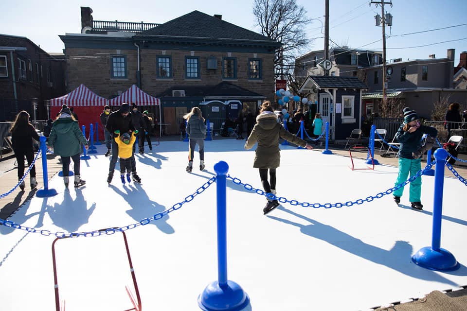 <b><a href="https://chestnuthillpa.com/events/chestnuthillonice/" target="_blank">Chestnut Hill On Ice (28 y 29 de enero)</a></b>: Chestnut Hill se transforma en un paraíso invernal durante este festival de fin de semana, donde los visitantes pueden encontrar una pista de patinaje sobre hielo sintético, demostraciones de escultura en hielo, una hoguera envuelta en hielo, un Yurt Village para inspirarse en el glamping elegante, degustaciones de vodka y especiales de chile en los restaurantes participantes.