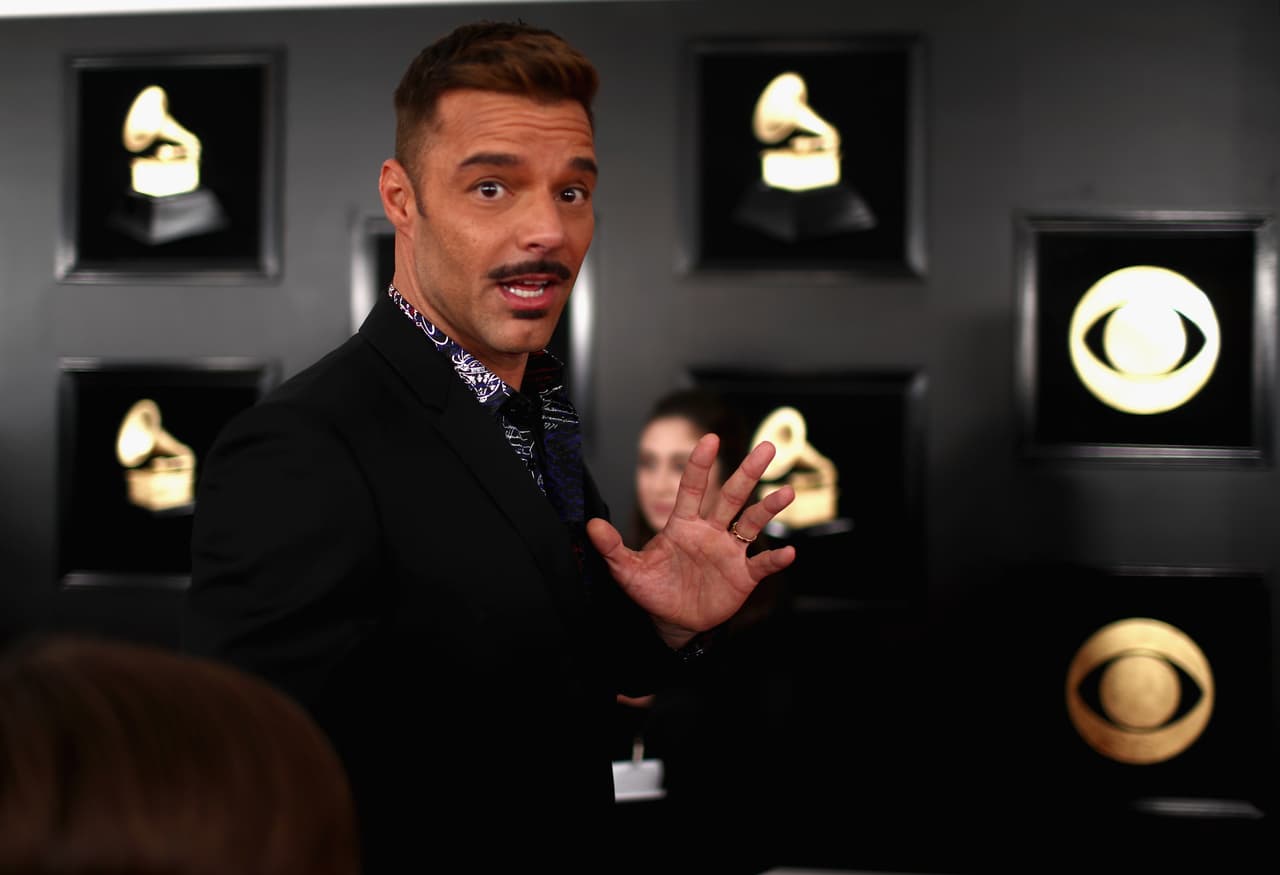 <b><a href="https://www.univision.com/musica/grammy/el-talento-latino-dejo-huella-en-los-premios-grammy-2019">El cantante y actor puertorriqueño Ricky Martin</a></b> desfiló este domingo por la alfombra roja de los
<b> premios GRAMMY</b> muy bien acompañado.