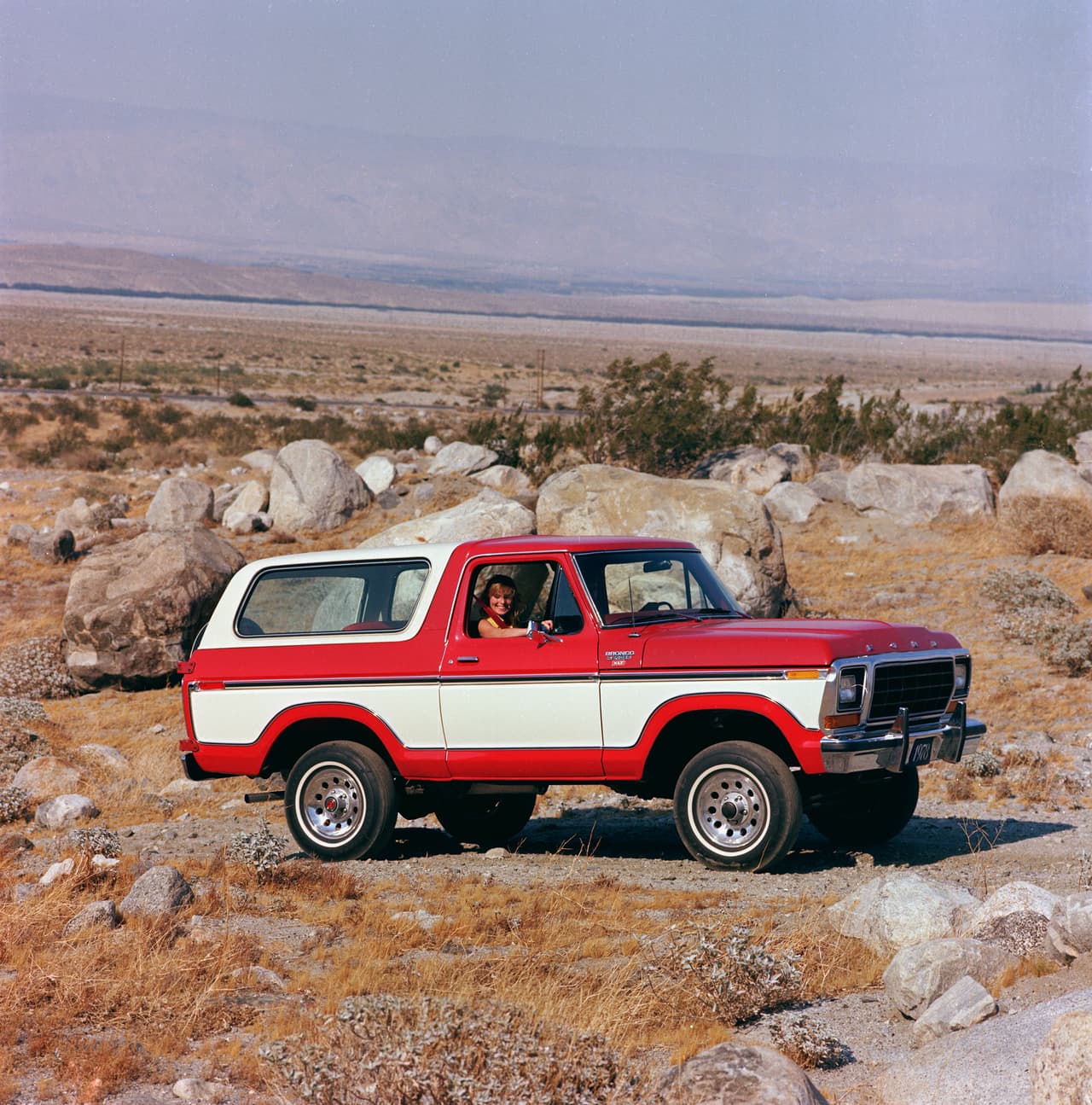 En 1977 Ford siguió el ejemplo de Chevrolet y convirtió a la Bronco en una enorme SUV construida sobre la mecánica de su pickup grande Serie-F. Así la Ford Bronco original se convirtió en un modelo único y nunca repetido por el óvalo azul, lo que lo hizo de ella uno de los autos de colección estadounidenses más costosos de hoy en día.