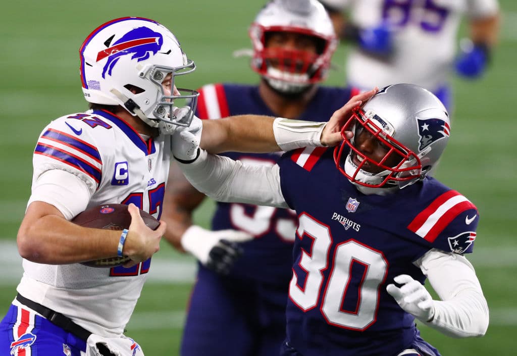 Steffon Diggs supera las 120 yardas por aire y recibe 3 pases de anotación en la victoria 38-9 sobre los New England Patriots.