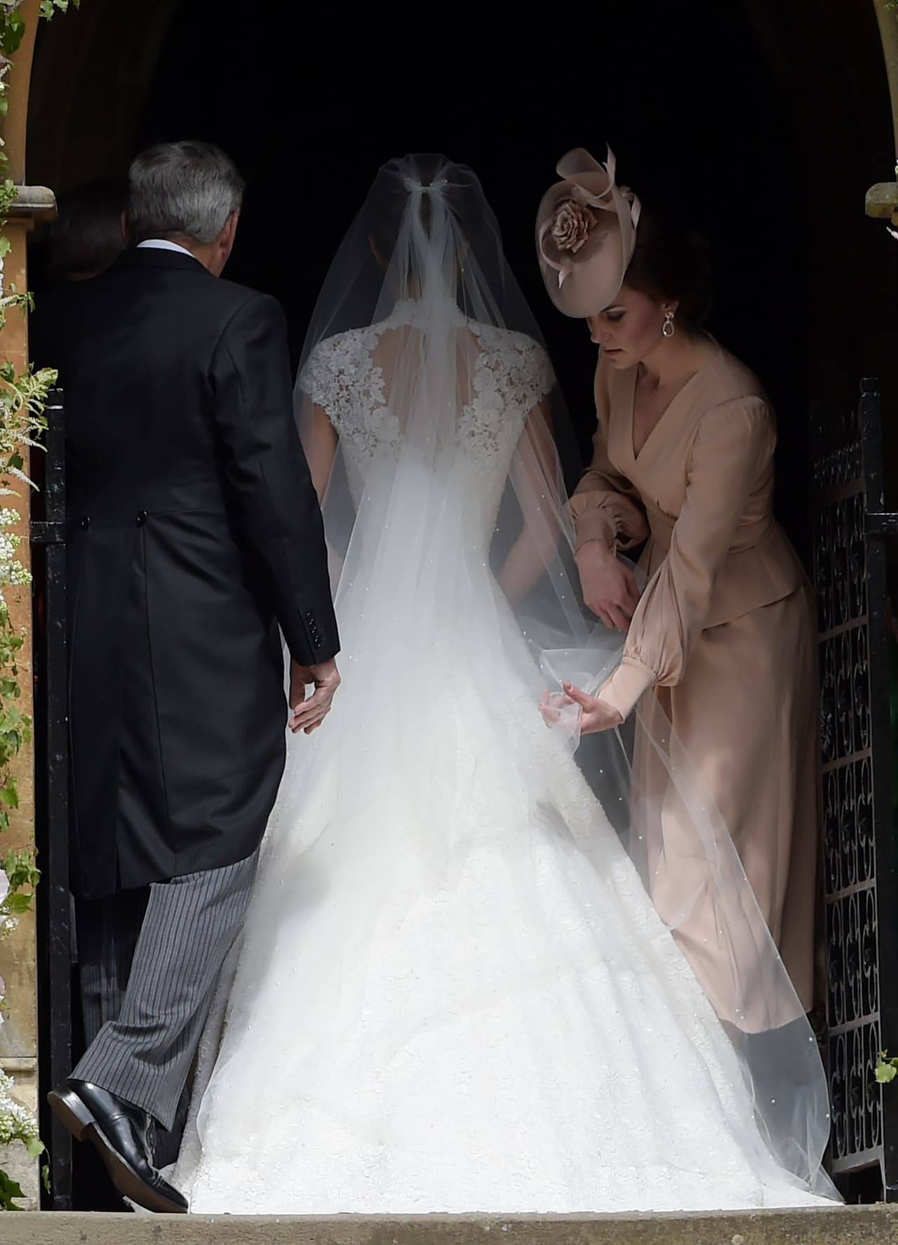 Ahora fue el turno de Kate Middleton, que apoyó en todo a su hermana, para que su entrada a la iglesia fuera triunfal, aquí le acomoda el largo velo.