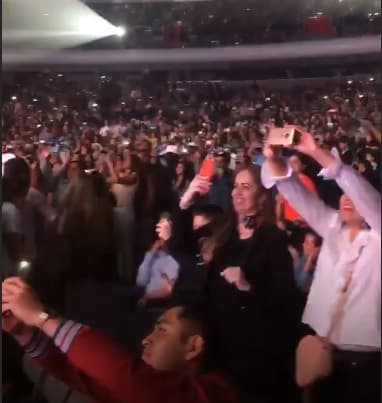Cuando interpretaron 'Te estoy engañando con otra', el publico sacó sus celulares para grabar el momento.