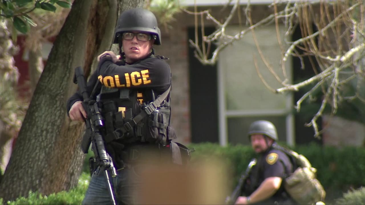 Dos oficiales de la policía de Houston resultaron heridos en un tiroteo en el suroeste de la ciudad