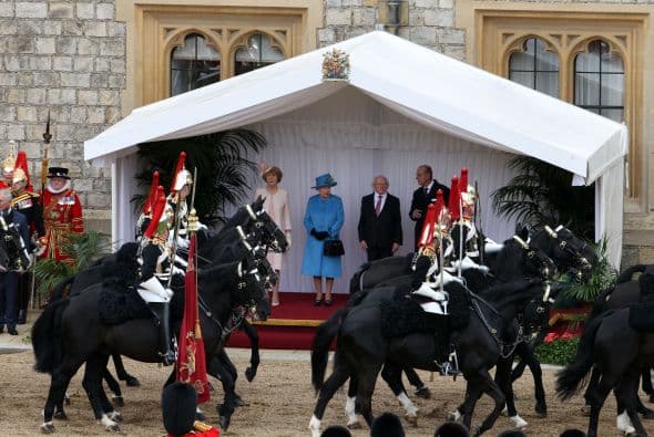 Allí, en el Castillo de Windsor, Isabel II y su esposo, el duque de Edimburgo, dieron la bienvenida al presidente de Irlanda y a Sabina con una ceremonia llena de pompa