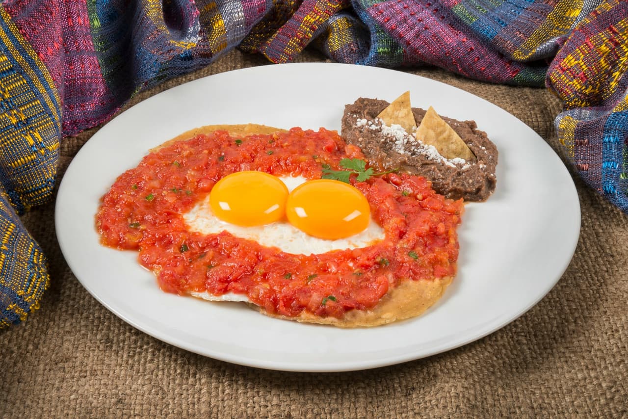 Ponle un toque mexicano (y picosito) a la Pascua con estos huevos rancheros