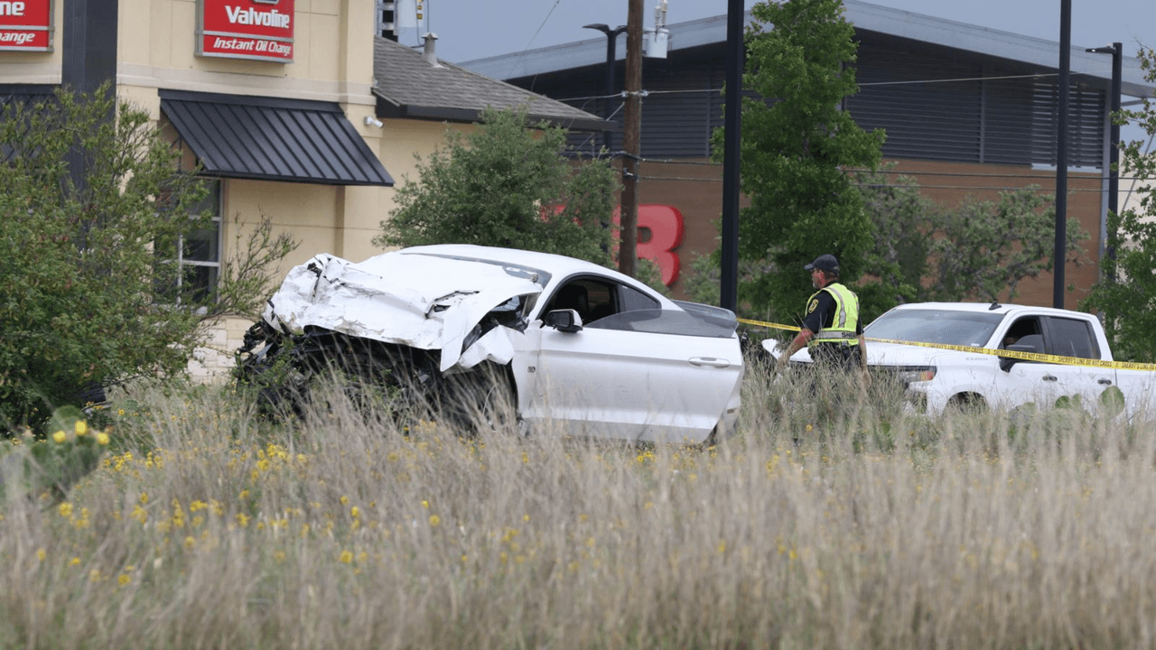 Un choque entre dos carros ocurrido el pasado 23 de abril en Alamo Ranch Parkway terminó con la muerte de una mujer de la tercera edad, identificada como 
<b>Patricia Browning, de 71 años. </b>
<br>
<br>
<b>El accidente vehicular ocurrió en el oeste de la ciudad. </b>
<br>
<br>Luego del choque, ambos fueron llevados a un hospital, donde declararon muerta a la mujer que conducía uno de los autos involucrados.