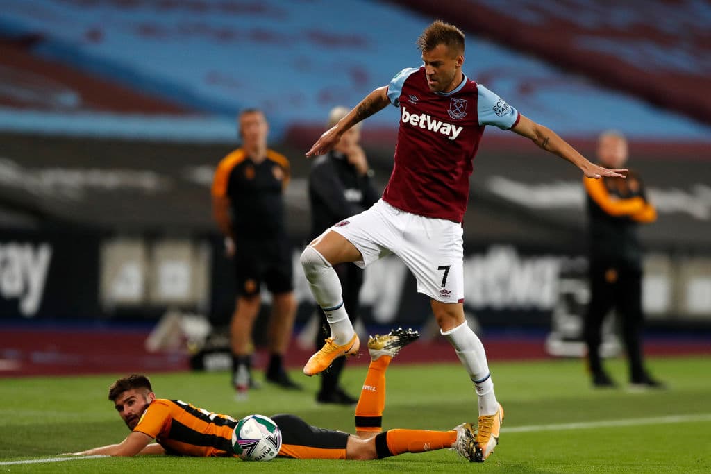 Snodgrass (18’), Haller (45’, 90+1’) y Yarmolenko (56’, 90+2’) sellaron la goleada; Wilks (70’) descontó.