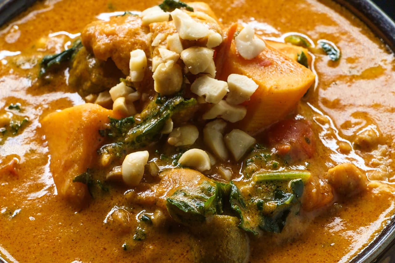 <b>Sopa de maní</b>
<br>
<br>
<b>Origen: África occidental</b>
<br>
<br>Carne, pescado o pollo se cocinan a fuego lento en un caldo de maní. Sus versiones van desde el tradicional plato nacional de Gambia, hasta una versión nigeriana que incluye verduras de hojas verdes y amargas.
<br>