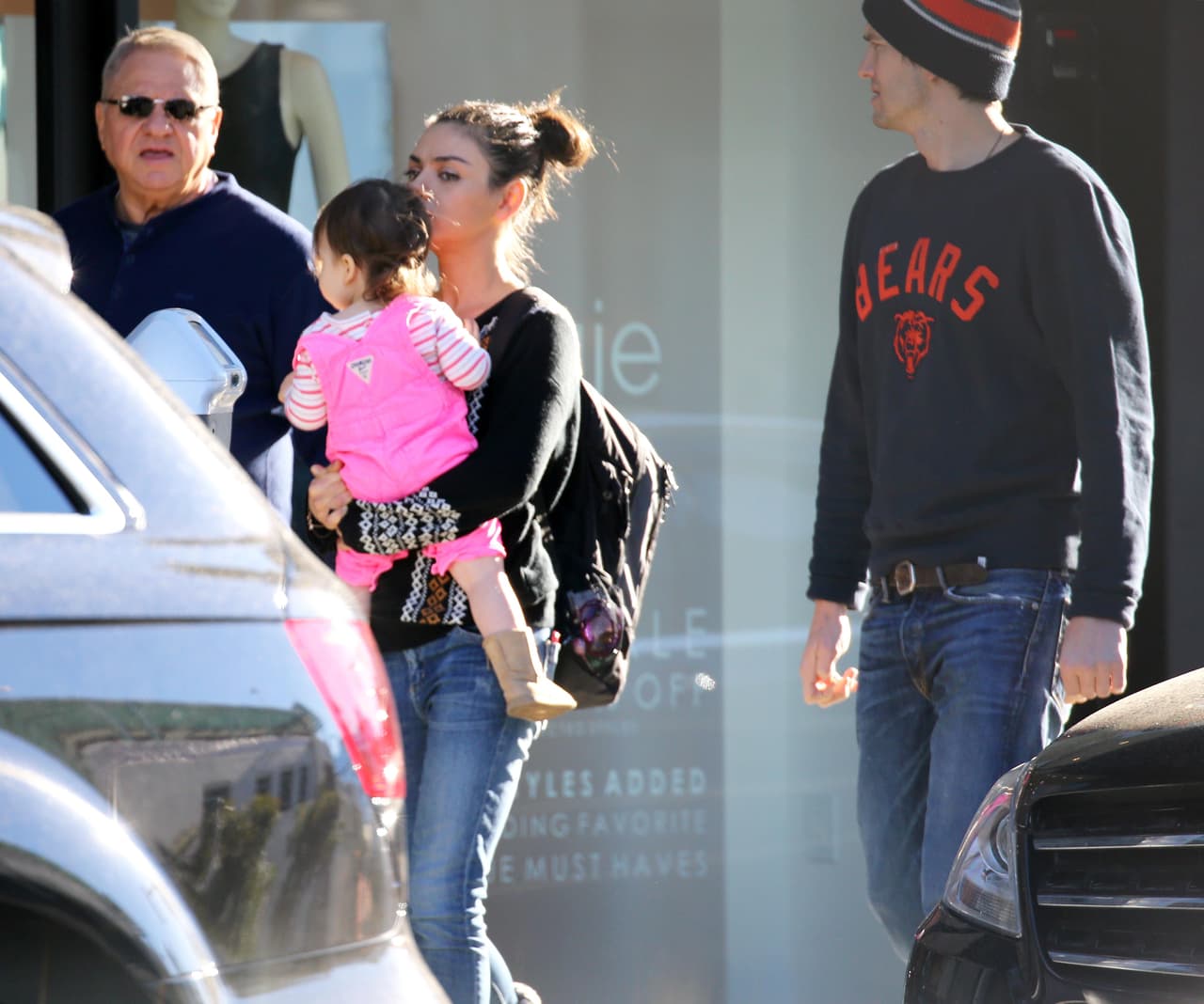 Al salir de la tienda la familia siguió su camino sin prestar atención a los paparazzi.
