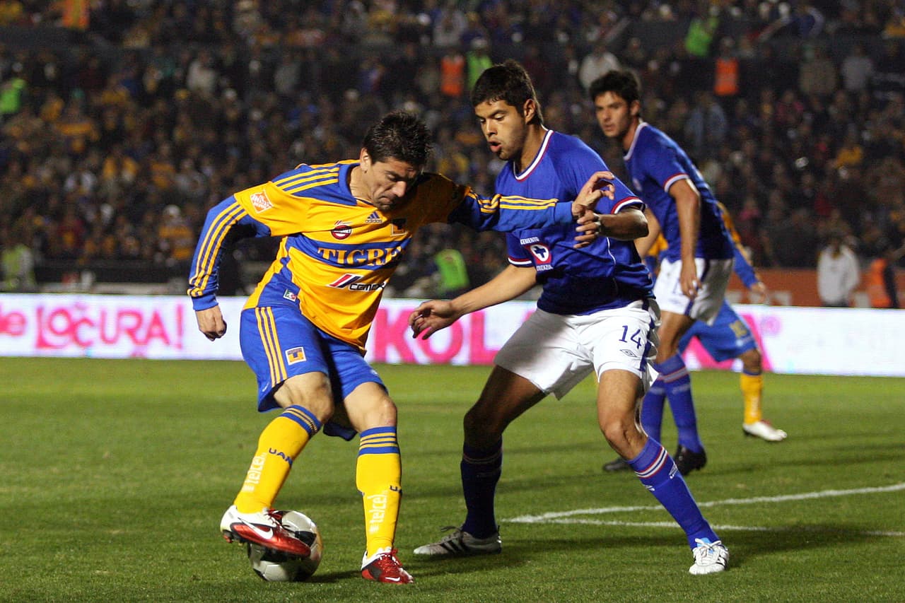 En septiembre de 2010, Araujo hizo su debut en la Primera División enfundado en la casaca del Cruz Azul.