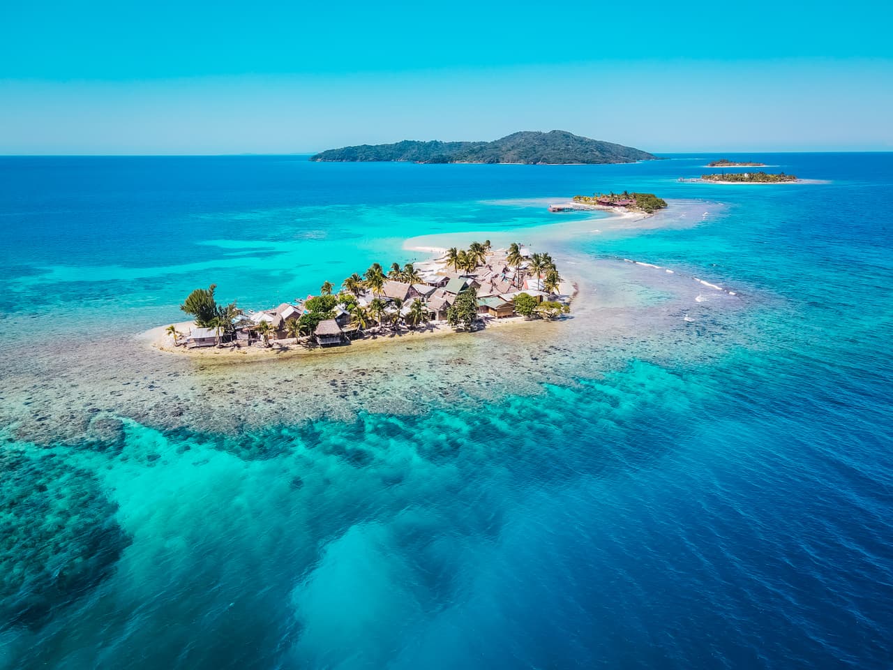 Según Reuters, al menos cinco superyates de multimillonarios rusos 
<b>se encuentran anclados o navegando por las Maldivas</b>, en el Océano Índico, beneficiándose de que en esta nación no existe un tratado de extradición con los Estados Unidos.
<br>
<br>
<b>Relacionado:</b> 
<a href="https://www.univision.com/carros/carros-y-famosos/luis-miguel-yate-lujoso-pandora-papers-caribe-fotos">Luis Miguel: así es el lujoso yate que el cantante compró a través de una empresa fantasma en el caribe</a>