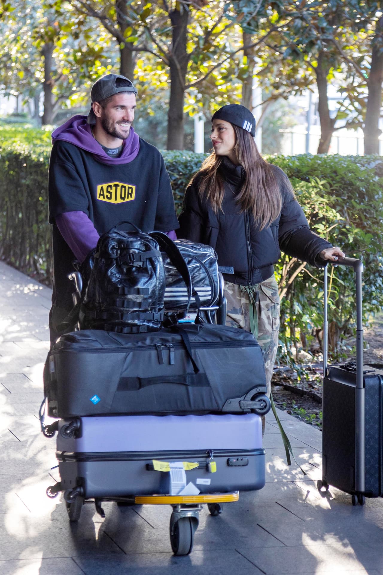 El jugador argentino llevó el equipaje de ambos al auto que ya los esperaba para llevarlos a su destino.