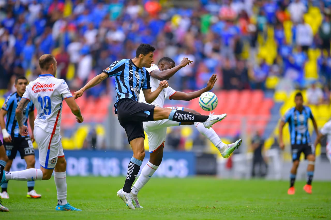 Raúl Gutiérrez arranca su interinato con Cruz Azul derrotanto a los Gallos Blancos pese a sufrir la expulsión del 'Tanque' Morales.