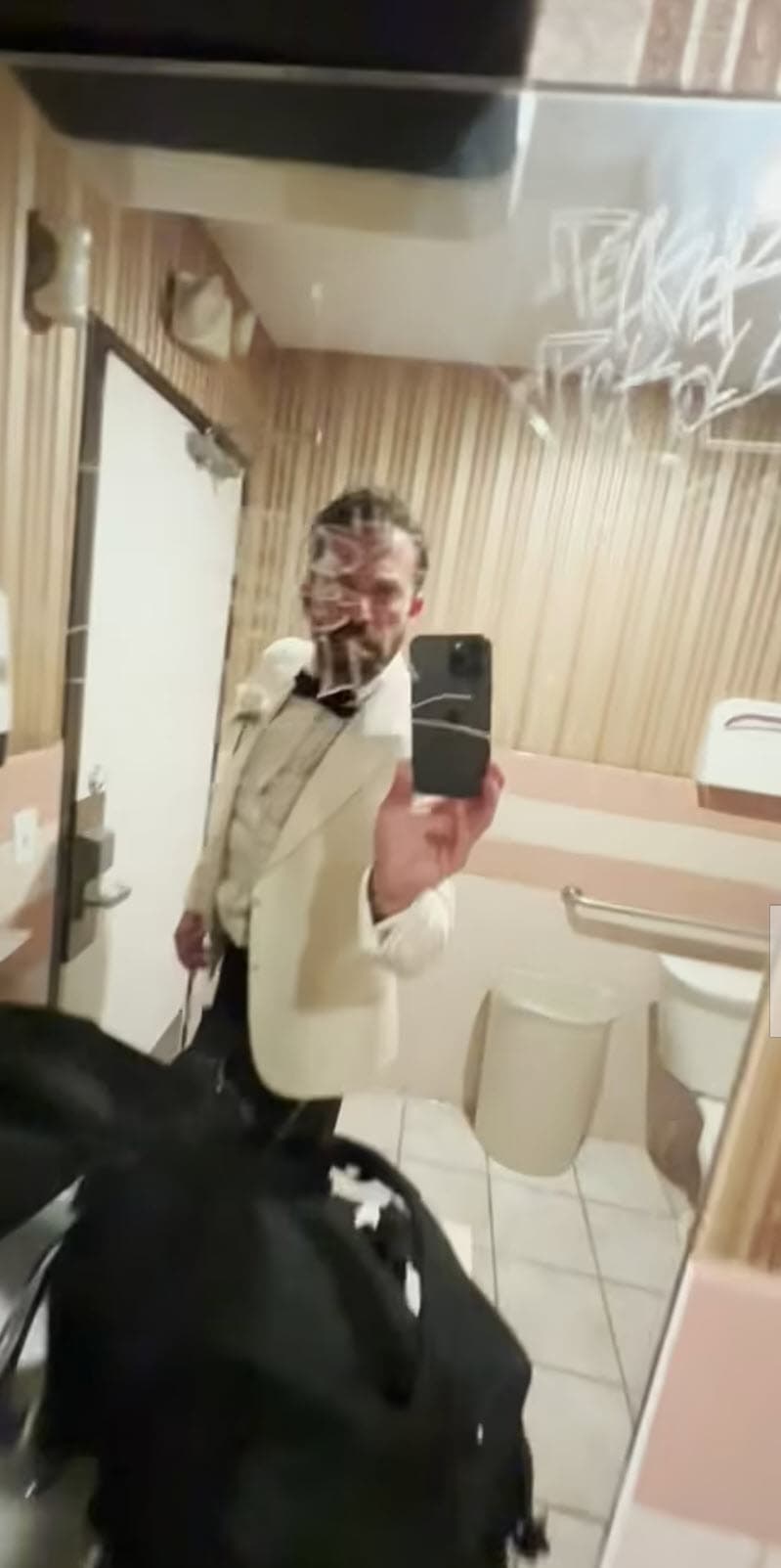 "Gracias a la capilla Little White Wedding por permitirme usar la sala de descanso para cambiarme mientras
<b>Ben se cambiaba en el baño de hombres</b>", contó.
<br>