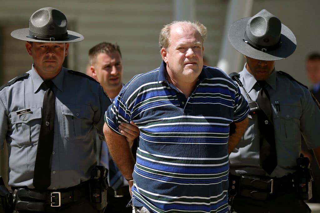 Esta foto del martes 3 de septiembre del 2019 muestra a policías estatales de Pensilvania escoltando a Theodore Dill Donahue tras arrestarlo por el homicidio de Denise Sharon Kulb en 1991.