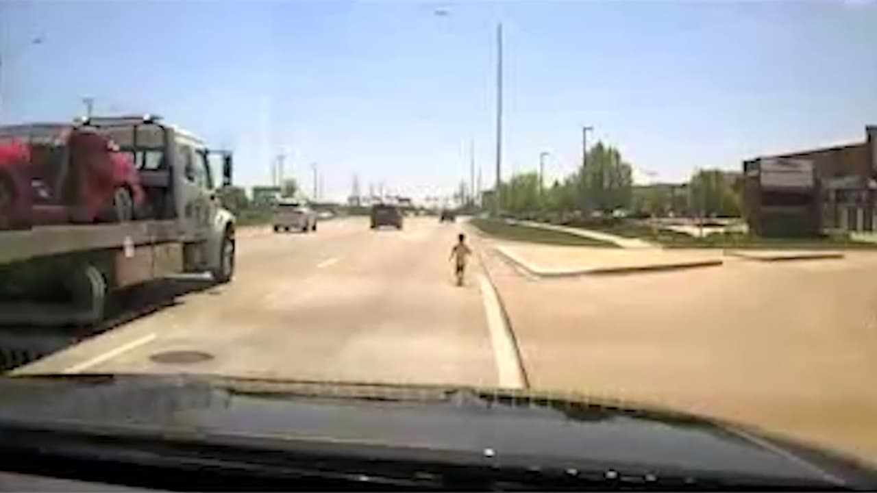 Este niño se le escapó a sus padres y se salvó por poco de ser atropellado en una avenida transitada