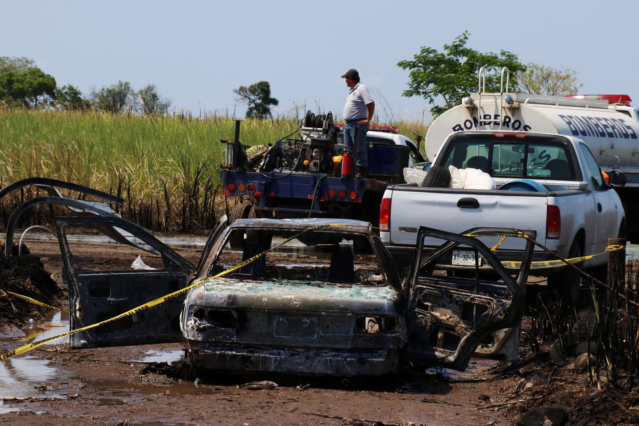 El incidente ocurrió este sábado en el ducto Minatitlán-México, usado para transportar combustibles al centro del país. "En el lugar se encontraron cuatro cuerpos calcinados al igual que un vehículo", informó Pemex. Ninguno trabajaba para la compañía. (Iván Sah/Reuters)