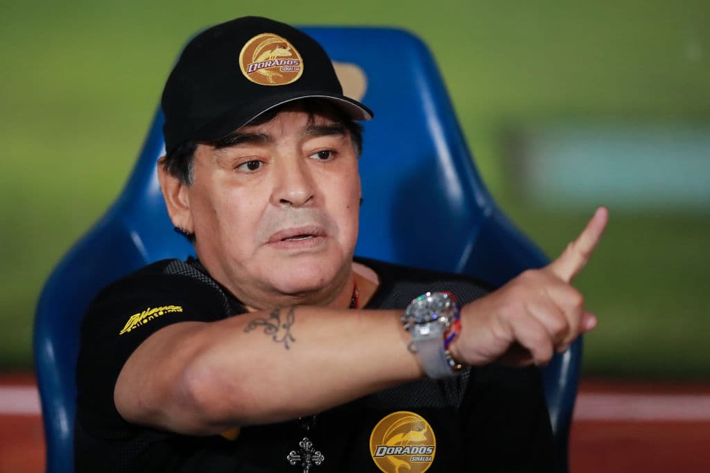 Diego Armando Maradona también estuvo en México, dirigió a Dorados de Sinaloa y causó el mismo furor entre la afición del futbol mexicano, que el crack brasileño.