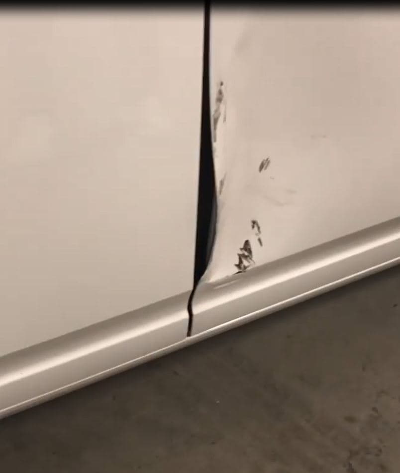 Así quedó el Rolls Royce Ghost tras ser golpeado por Lil Tay. Si el auto es rentado no queremos imaginar lo costosa que resultará la reparación de la puerta.
