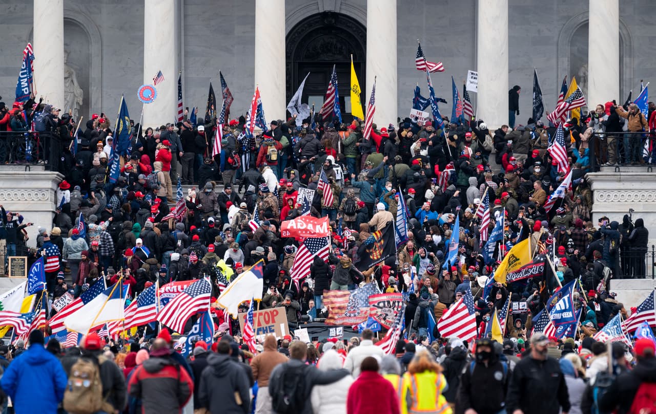 Un video desde el interior del Capitolio mostró a los partidarios de Trump marchando por el Salón de las Estatuas.