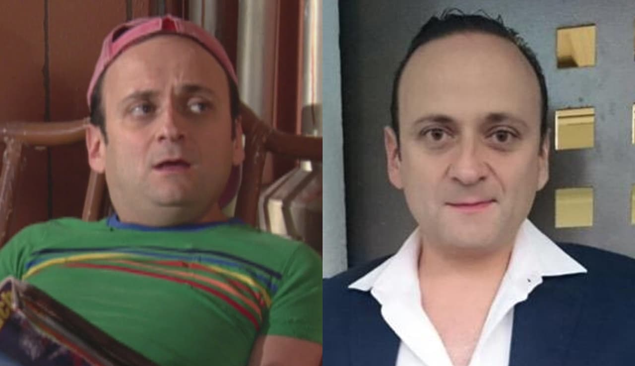 Eduardo España estudió en el Centro de Actores y Autores de Occidente en Guadalajara. Aunque ha mostrado su versatilidad actoral, es reconocido por sus cómicos personajes, como Germán en 'Vecinos'.