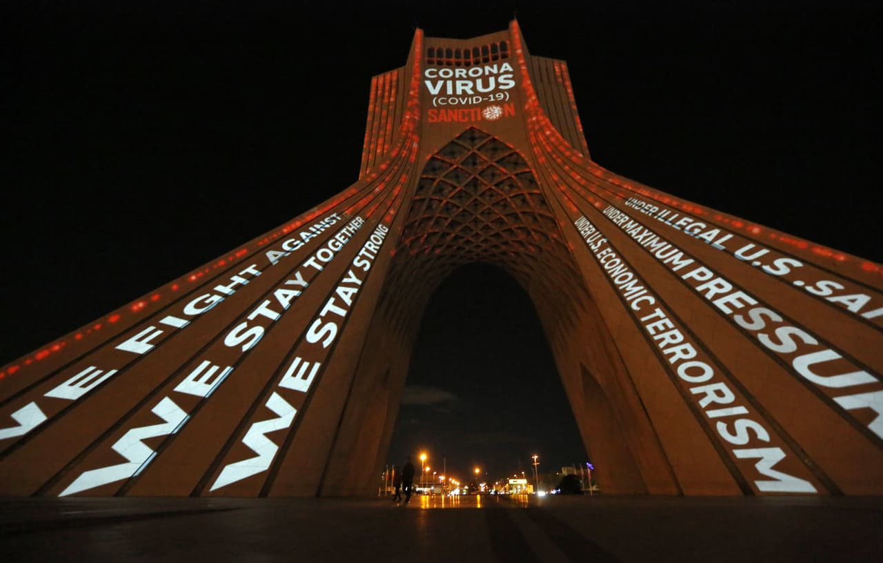 <b>“Estamos juntos, estamos fuertes”</b>, algunos de los mensajes en la Torre Azadi, uno de los monumentos más importantes de Irán. La construcción ha sido iluminada con banderas y mensajes de solidaridad con todos los países afectados por la pandemia, pero también freses que critican las sanciones económicas establecidas por Estados Unidos.