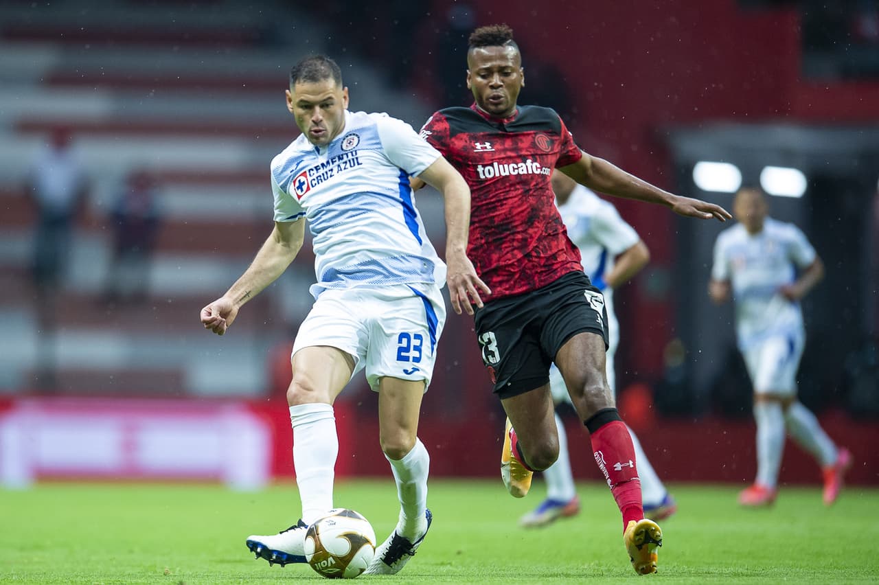 Con dos goles desde el manchón penal, Toluca vence 2-1 a Cruz Azul en el infierno y rompen la racha de la máquina de 19 partidos sin ver la derrota.