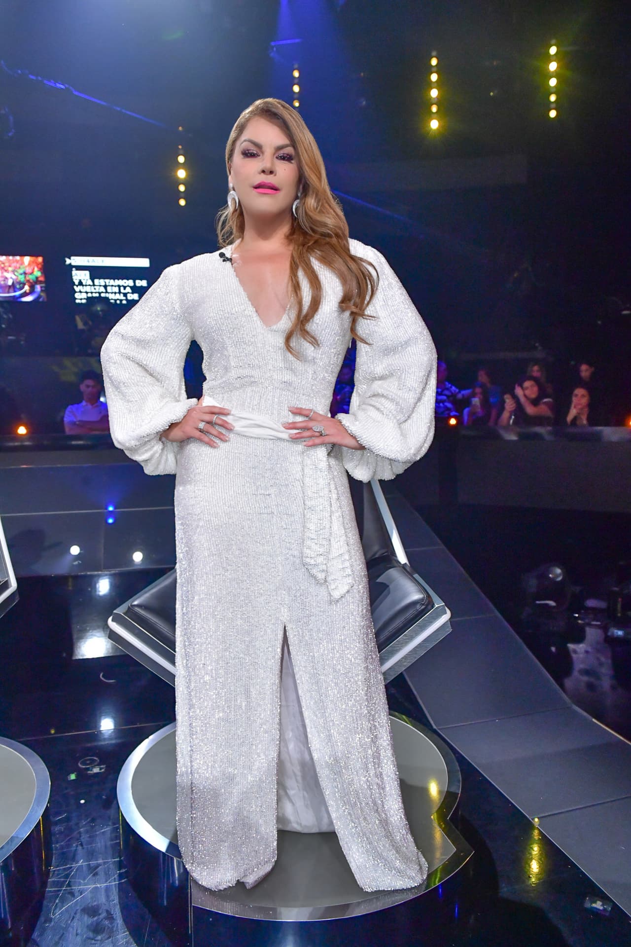 El vestido largo incluía un abertura en la pierna. Para cerrar con broche de oro, la juez llevó el pelo suelto en ondas abiertas.