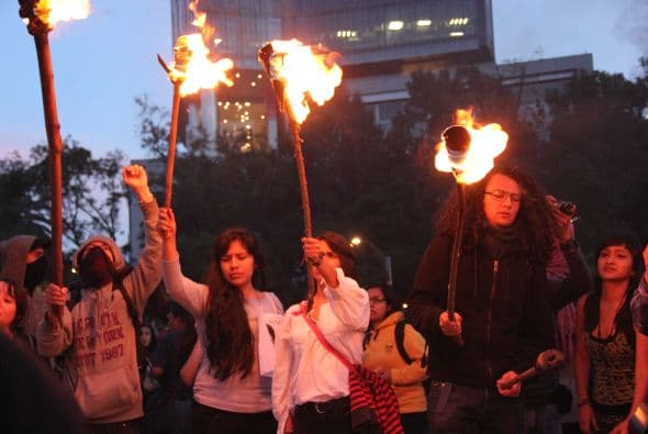 Alumnos del Instituto Politécnico Nacional (IPN) encendieron antorchas durante su recorrido. (Crédito: Roberto Bustamante)