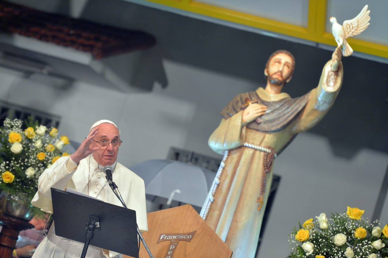 Se dice que tuvo su primera visión en el pequeño templo de San Damián, que estaba medio destruido y abandonado. Oyó ante una imagen de Cristo una voz que le pedía que reparara la Iglesia. Así que, sin vacilar, Francisco tomó parte de su fortuna y bienes, vendiéndolos para donarlo todo al sacerdote y así restaurar el templo, una acción que desató la ira de su padre.