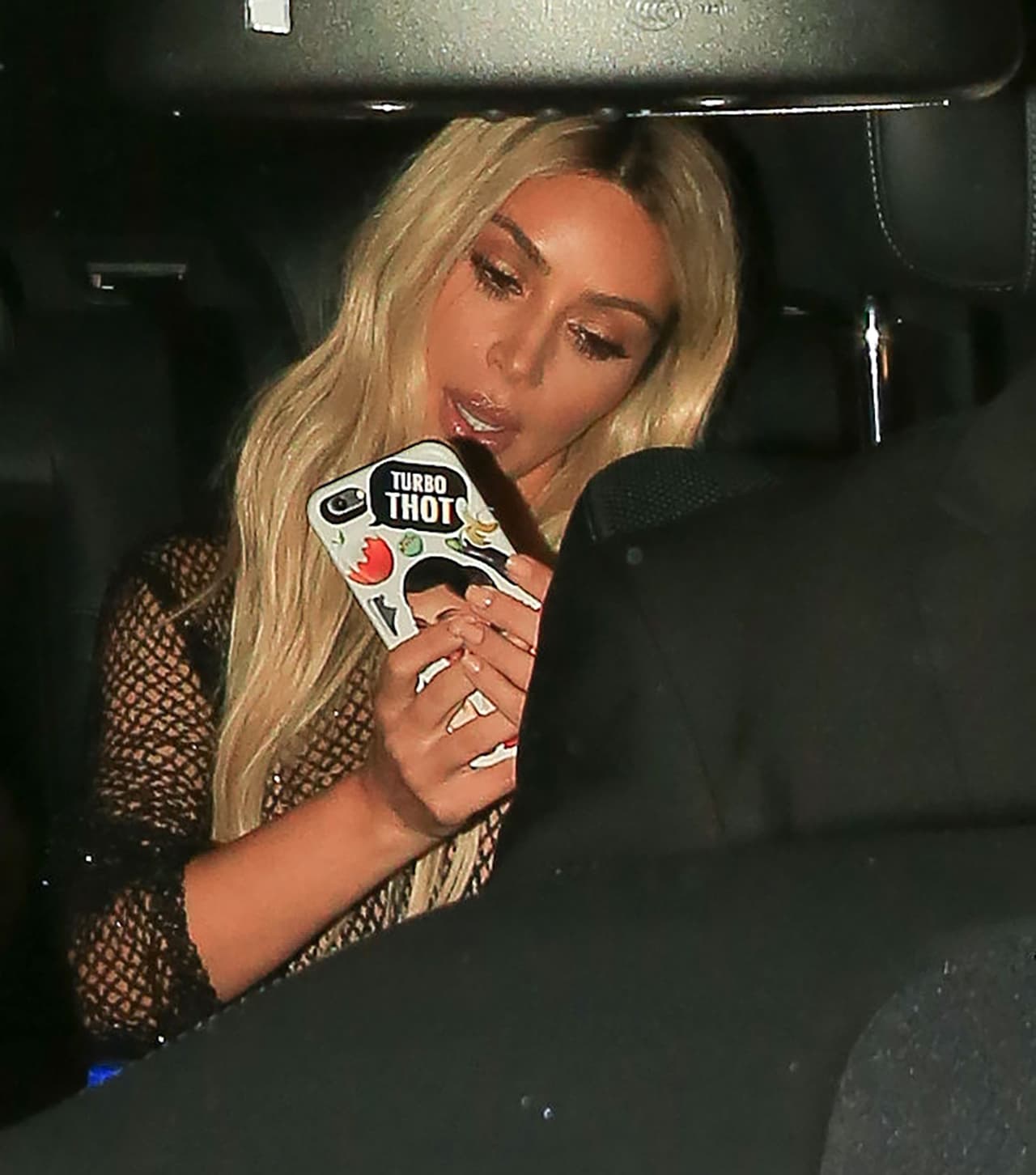 Revisó las fotos que tomó en la exposición.