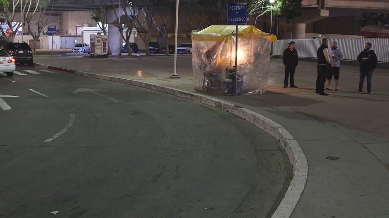 Una vez que salen a la calle comienza la verdadera odisea. La mayoría no conoce la ciudad y no tiene a donde ir, más cuando la noche está muy avanzada.