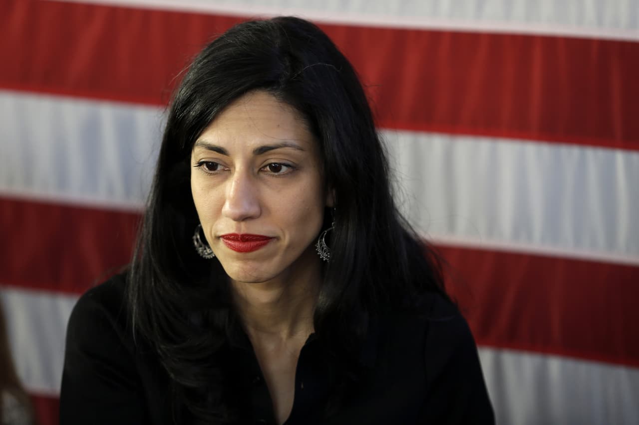 Quién es Huma Abedin y por qué su divorcio afecta la campaña de Clinton
