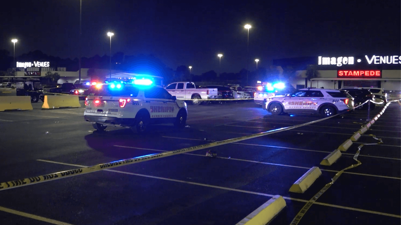 Muere un joven en un tiroteo en el estacionamiento de una discoteca de Houston