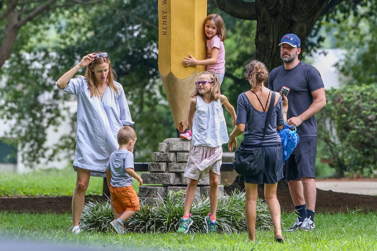 Por su parte, Ben Affleck inició un romance con 
<a href="https://www.univision.com/famosos/ben-affleck-jennifer-lopez-boda-jennifer-garner-supermercado-fotos">Jennifer Garner</a> en el otoño de 2004 y se convirtió en su esposo al año siguiente. De su amor nacieron tres hijos: Violet, Seraphina y Samuel.
<br>