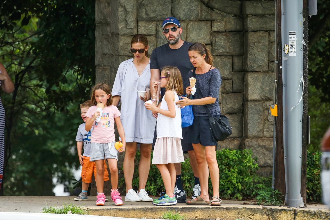 Paseando junto a sus tres hijos y la nueva niñera.